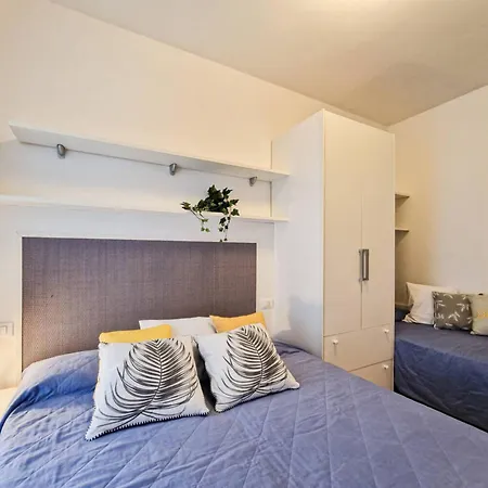 Lovely With Fenced Garden And Pool شقة