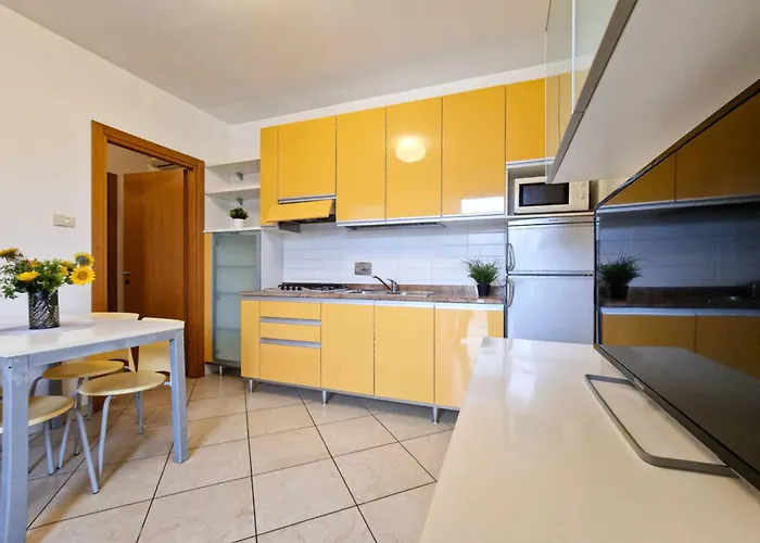 Lovely With Fenced Garden And Pool Appartement Bibione