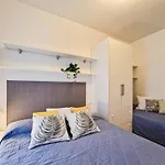 Lovely With Fenced Garden And Pool Appartement