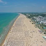 Апартаменти Lovely With Fenced Garden And Pool