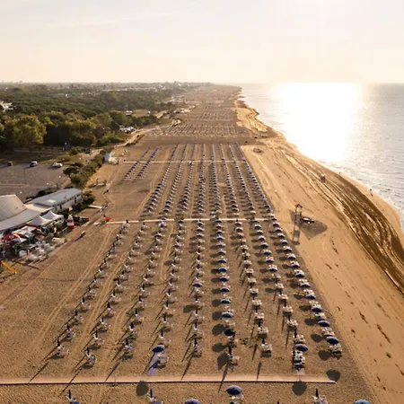 Lovely With Fenced Garden And Pool * 비비오네