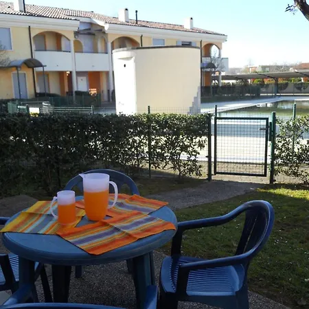 Lovely With Fenced Garden And Pool * 비비오네