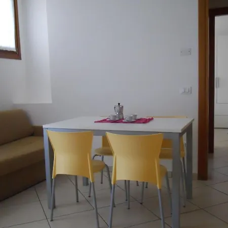 Lovely With Fenced Garden And Pool 아파트