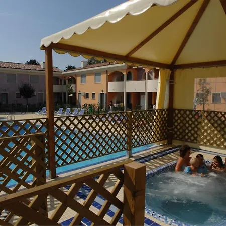 Lovely With Fenced Garden And Pool 아파트 비비오네