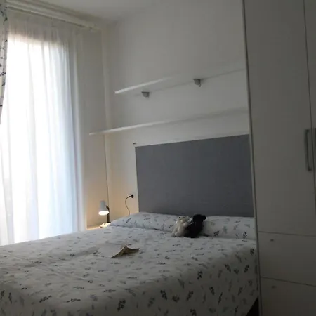 Lovely With Fenced Garden And Pool 아파트 비비오네