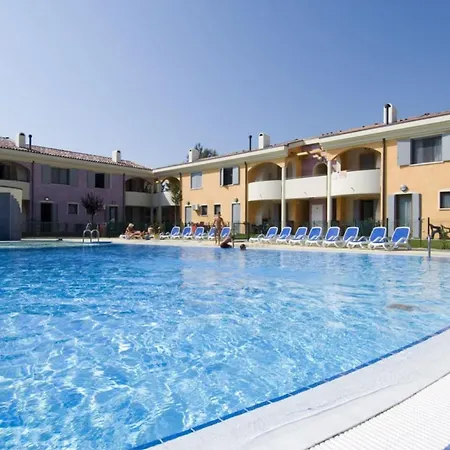 아파트 Lovely With Fenced Garden And Pool
