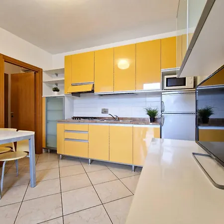 Lovely With Fenced Garden And Pool Апартаменты Бибионе