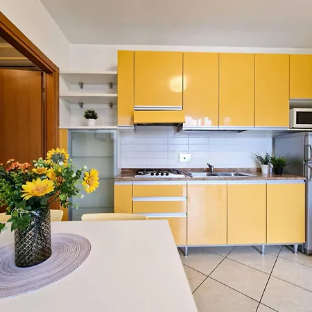 Lovely With Fenced Garden And Pool Апартаменты Бибионе