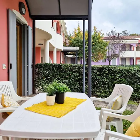 Lovely With Fenced Garden And Pool Διαμέρισμα Μπιμπιόνε