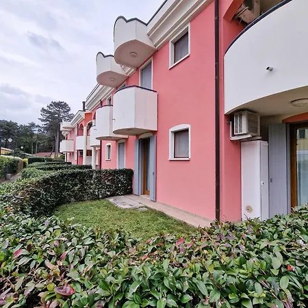 Lovely With Fenced Garden And Pool Apartamento