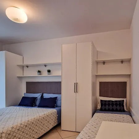 Lovely With Fenced Garden And Pool