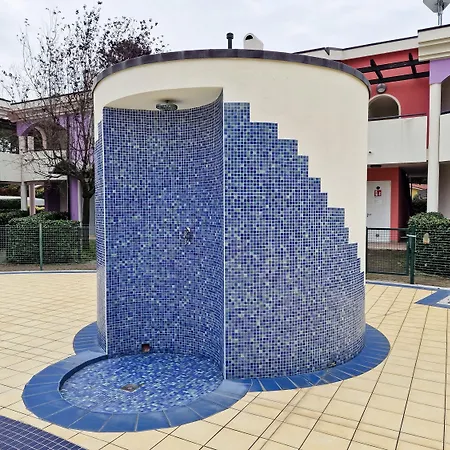 Lovely With Fenced Garden And Pool شقة