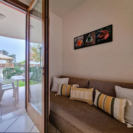 Lovely With Fenced Garden And Pool شقة *
