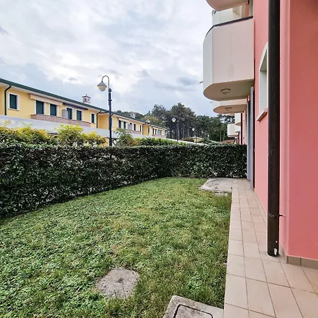Lovely With Fenced Garden And Pool Μπιμπιόνε