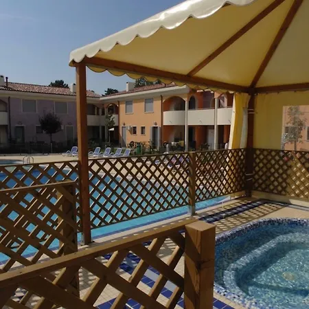 Lovely With Fenced Garden And Pool Μπιμπιόνε