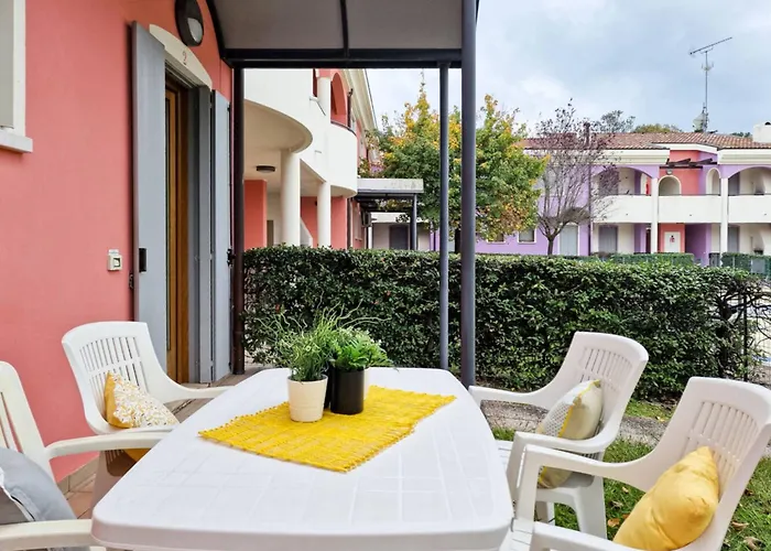 Lovely With Fenced Garden And Pool Appartamento Bibione