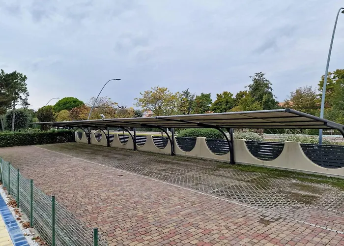 Lovely With Fenced Garden And Pool Appartamento *